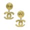 Boucles d'Oreilles Pendantes CC Matelassées Dorées de Chanel, Set de 2 1