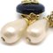 Aretes colgantes con botón CC y perlas de imitación en forma de lágrima de Chanel. Juego de 2, Imagen 2