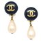 Boucles d'Oreilles Pendantes Bouton CC Noir et Perles en Fausse Larme de Chanel, Set de 2 1