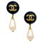 Boucles d'Oreilles Pendantes CC Noires et Perles en Fausse Larme de Chanel, Set de 2 1