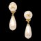 Pendientes colgantes de perlas artificiales de Chanel con clip 95A 142151. Juego de 2, Imagen 1