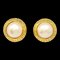 Boucles d'Oreilles à Clips en Perles Artificielles Bouton Doré Chanel 123056, Set de 2 1