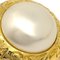 Boucles d'Oreilles à Clips en Perles Artificielles Bouton Doré Chanel 123056, Set de 2 2