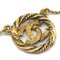 Collar con colgante de cadena con medallón dorado de Chanel, Imagen 3