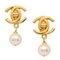 Pendientes colgantes de perlas artificiales Turnlock de Chanel con clip de oro 96A 151848. Juego de 2, Imagen 2