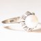 Anillo Daisy de oro blanco de 18 k con perla blanca y diamantes, años 60, Imagen 7