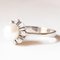 Anillo Daisy de oro blanco de 18 k con perla blanca y diamantes, años 60, Imagen 3