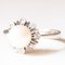 Anillo Daisy de oro blanco de 18 k con perla blanca y diamantes, años 60, Imagen 2