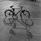 Lámina fotográfica Una bicicleta con su sombra en el otoño de 1930, Imagen 1