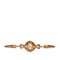 Broche con logo de diamantes de imitación en tono dorado de Christian Dior, Imagen 2