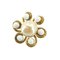 Aretes con flores y perlas artificiales en dorado blanco de Chanel. Juego de 2, Imagen 2