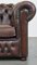 Poltrona Chesterfield spaziosa in pelle di vacchetta fiammata marrone scuro, Regno Unito, Immagine 13