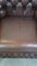 Poltrona Chesterfield spaziosa in pelle di vacchetta fiammata marrone scuro, Regno Unito, Immagine 6