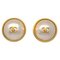 Orecchini con bottone dorato di perle artificiali di Chanel, set di 2, Immagine 1
