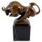 Scultura in bronzo di un toro in movimento, XX secolo, Immagine 1