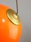 Lámpara colgante italiana Mid-Century moderna de vidrio acrílico en naranja y latón, años 60, Imagen 4
