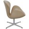 Chaise Swan en Cuir Essential Beige de Arne Jacobsen 2
