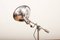 Tischlampe mit Gestell aus schwarzem Aluminiumguss, verchromte Metallstangen, Lampenschirm aus verchromtem Blech 2
