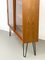 Mueble danés de teca con puertas de vidrio de Carlo Jensen para Hundevad & Co, años 60, Imagen 15