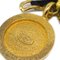 Collar con colgante de diamantes de imitación con medallón de lazo negro en dorado de Chanel, Imagen 4