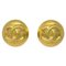 Aretes de clip con botones dorados de Chanel. Juego de 2, Imagen 1