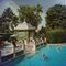 Lámina fotográfica Slim Aarons, Family Pool in Florida, Estate, años 60/2020, Imagen 1