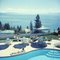 Lámina fotográfica Slim Aarons, Relaxing at Lake Tahoe, Estate, 1959/2020, Imagen 1