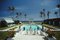 Lámina fotográfica Slim Aarons, piscina neoclásica, Estate, años 1985/2020, Imagen 1