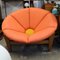 Silla Mid-Century grande de fibra de vidrio con flores / margaritas en rosa y amarillo con trípode de madera, años 60, Imagen 5