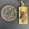 Colgante de medalla con dije del signo del zodiaco Tauro francés en oro amarillo de 18 k, años 60, Imagen 10