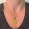 Große französische 18 Karat Gelbgold Medaille mit Jungfrau Maria Charm, 1960er 4