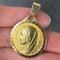 Große französische 18 Karat Gelbgold Medaille mit Jungfrau Maria Charm, 1960er 6