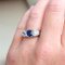Art Deco Ring aus synthetischem Saphir und Diamant mit drei Steinen 2