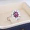 Vintage Marguerite Ring aus Gold mit Rubin und Diamanten 3