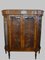 Elegante Louis Philippe Vitrine aus Nussholz mit Blumenglas, Italien, 19. Jh. 1