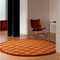 Tapis Rond Gaufré Orange par Tapis Studio pour Hommés Studio 2