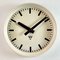 Orologio da parete industriale in bachelite beige di Pragotron, anni '60, Immagine 7
