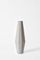 Vaso piccolo Marchige in cemento bianco di Stefano Pugliese per Crea Concrete Design, Immagine 1