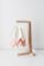 Lampe de Bureau Blanc Polaire avec une Bande Rose Pastel par Orikomi 2