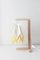 Lampada da tavolo bianca con strisce gialle di Orikomi, Immagine 1