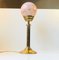 Lámpara de mesa escandinava vintage de vidrio rosa y latón acanalado, años 70, Imagen 4