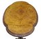 Ovaler antiker Beistelltisch aus geschnitztem Nussholz 2