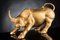 Scultura raffigurante un toro di Wall Street in ceramica dorata di VGnewtrend, Immagine 2