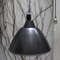 Lámpara colgante alemana vintage de esmalte negro y baquelita, Imagen 4
