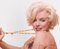 Marilyn Estirando las Joyas 2012, Imagen 1