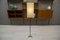 Lámpara de pie Mid-Century de latón y metal con pantalla plisada, años 50, Imagen 8