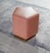 Pouf pentagonale Ermes Confetto in pelle rosa e ottone di Casa Botelho, Immagine 1