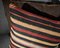 Funda de cojín Kilim a rayas de lana dorada, roja y negra de Zencef, Imagen 3