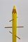 Perchero en forma de lápiz amarillo, años 80, Imagen 3