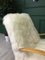 Vintage Sessel mit weißem Schafsfellbezug 9